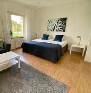 um quarto com uma cama com almofadas azuis em Lägenhet i Hällestrand Semesterby, Laxen em Strömstad