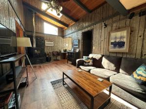 派克伍德的住宿－The Cabin in Packwood，带沙发和咖啡桌的客厅