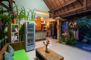 una habitación con plantas y una mesa en una tienda en Abipraya Ubud en Ubud