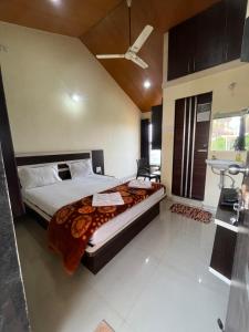 1 dormitorio con 1 cama grande en una habitación en Gugal Residency Mahabaleshwar, en Mahabaleshwar