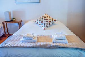1 cama con 2 toallas y almohada en Pegau Bed Room, en Châteauneuf-du-Pape