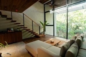 uma sala de estar com um sofá e uma escada em Piece Lio Resort from Japan em El Nido