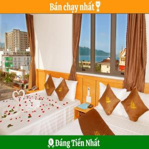 ein Hotelzimmer mit 2 Betten mit Blumen darauf in der Unterkunft Trang Ngan Hotel by THG in Đà Nẵng