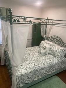 Een bed of bedden in een kamer bij Historical quiet home in queens