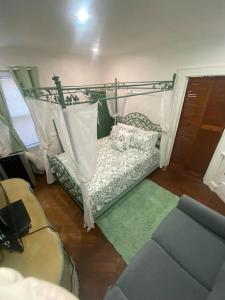 En eller flere senge i et værelse på Historical quiet home in queens