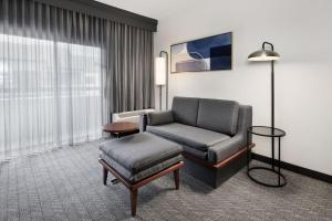 uma sala de estar com um sofá e uma cadeira em Courtyard by Marriott Atlanta Duluth/ Gwinnett Place em Duluth