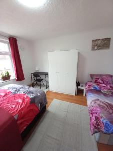 Un pat sau paturi într-o cameră la JosteeStay Apartments -Rooms