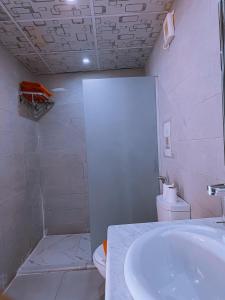 bagno con doccia, lavandino e servizi igienici di The Rock Camp a Wadi Rum