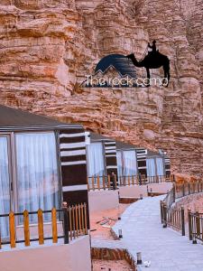 un edificio con una estatua de caballo en la pared en The Rock Camp, en Wadi Rum