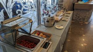 ein Buffet mit einem Tisch und einem Tablett mit Obst in der Unterkunft Waugh Den Business Hotel in Taichung