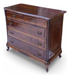 a mahogany chest of drawers with a wooden top at Casa de aluguel mobiliada in Sarandi