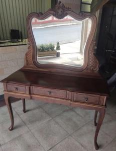 a wooden dresser with a mirror on top of it at Casa de aluguel mobiliada in Sarandi