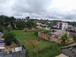 Blick auf eine Stadt mit Häusern und Gebäuden in der Unterkunft El Bunker 9 in Iquitos