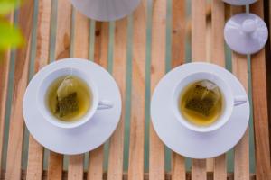 Duas chávenas de chá em pratos numa mesa em circle edge em Gedarawela