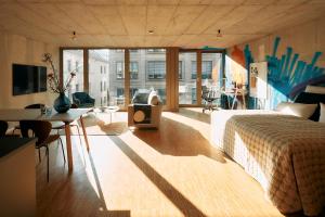 a bedroom with a bed and a desk with a television at NG19. YOUR INSPIRING HOMEBASE. in Berlin