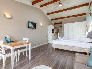 Giường trong phòng chung tại Tranquil Ground-Floor Hideaway