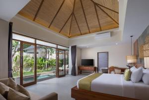 Postel nebo postele na pokoji v ubytování Tonys Villas & Resort Seminyak - Bali