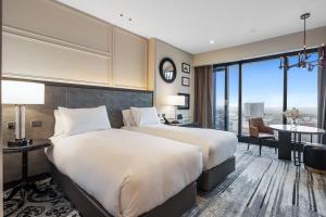 Una cama o camas en una habitación de Sofitel Adelaide