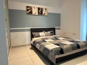 Un ou plusieurs lits dans un hébergement de l'établissement KSL City Mall 6pax with 55” TV & Netflix@2CarPark