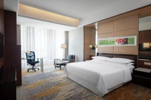 Кровать или кровати в номере Sheraton Grand Shanghai Pudong Hotel & Residences