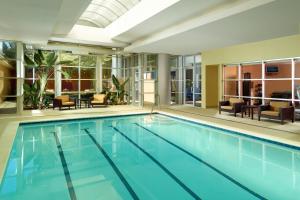 una piscina cubierta con una gran piscina en Courtyard by Marriott Atlanta Buckhead en Atlanta