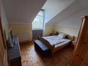 a small bedroom with a bed and a window at 3 Zimmer Obergeschoss in Ahrenviöl