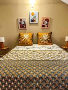 een slaapkamer met een bed met oranje kussens bij La villa luna and spa in La Possession