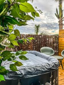 een slaapkamer met een bed en een hek en aarijuanaarijuana bij La villa luna and spa in La Possession