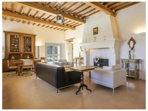 sala de estar con sofá y chimenea en Villa Bevagna Comfortable holiday residence, en Bevagna