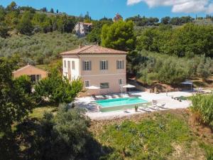 una vista aérea de una casa con piscina en Villa Bevagna Comfortable holiday residence, en Bevagna