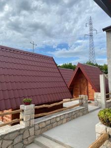 una iglesia con techo rojo y un edificio en Rural Tourism/Ruralni Turizam Kisin, en Trebinje
