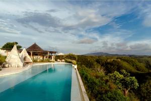 珀尼达岛Atalaya Villas Nusa Penida - Adults only的度假村游泳池的图片