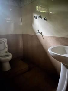 łazienka z toaletą i umywalką w obiekcie Arana Rathnaella Eco Lodge w mieście Hassalaka