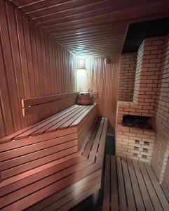 una sauna con un banco de madera en una habitación en Goluboy Zaliv, en Burabay