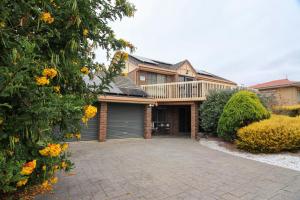 una casa grande con garaje y entrada en Encounter Bay Family Retreat ' Pets Welcome', en Encounter Bay