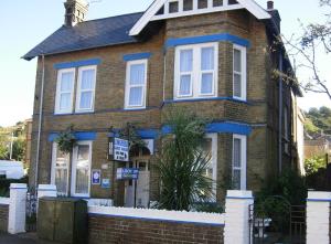 een oud bakstenen huis met blauwe rand bij Longfield Guest House in Dover