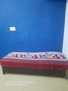 un banc rouge assis dans une pièce dans l'établissement Gokul PG Homestay, à Gorakhpur