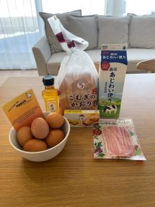 een tafel met een kom eieren en voedsel erop bij Niseko STREAM Villas in Rankoshi