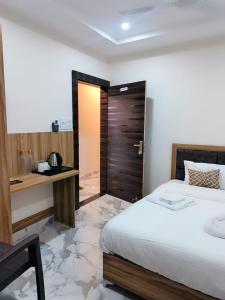 Uma cama ou camas num quarto em NANDI RETREAT HomeStay