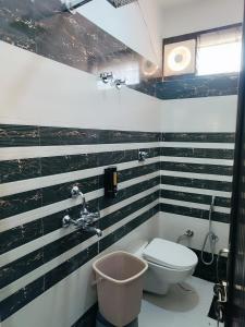 Een badkamer bij NANDI RETREAT HomeStay