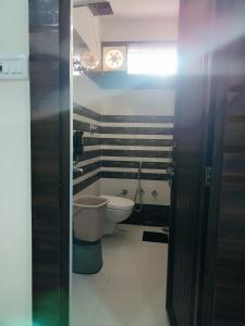 Salle de bains dans l'établissement NANDI RETREAT HomeStay