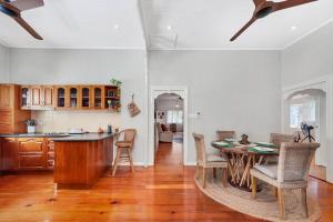 Köök või kööginurk majutusasutuses Masterfully Restored Queenslander Near Esplanade
