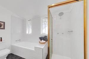 Vannituba majutusasutuses Masterfully Restored Queenslander Near Esplanade