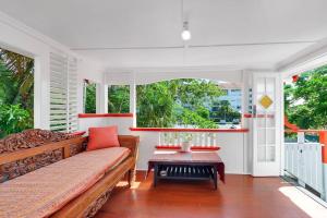 Rõdu või terrass majutusasutuses Masterfully Restored Queenslander Near Esplanade