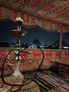 uma mangueira em cima de uma mesa em king of pharaohs pyramids view em Cairo