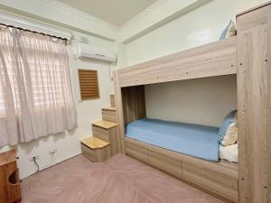 Una cama o camas en una habitación de 綠島-宏發民宿HongFa Homestay