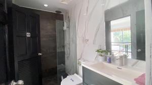 uma casa de banho com um lavatório, um WC e um espelho. em GREEN HILLS VILLAS - Dan An House em Praia de Patong