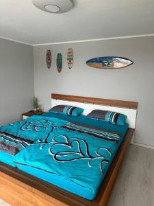 Säng eller sängar i ett rum på Häuser am See