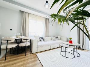 sala de estar con sofá blanco y mesa en merkezde 2 odalı minimalist ev, en Çiftlikköy