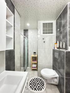 een badkamer met een bad, een toilet en een wastafel bij merkezde 2 odalı minimalist ev in Çiftlikköy